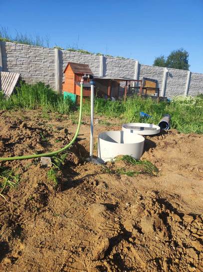 vrtaná studna osazená čerpadlem Pumpa, Vrtané studny Smart zahrady 1.jpg