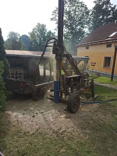 Vrtání studně a instalace čerpací technologie v obci Mladá Vožice. Hloubka vrtané studny je 50 m.